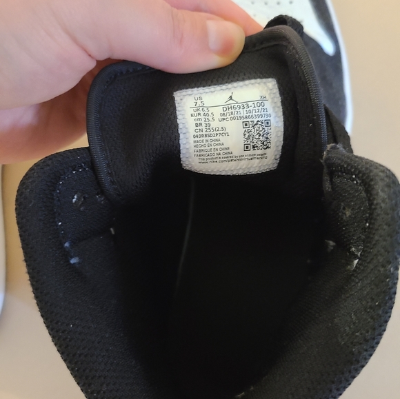 Air Jordans 1 Mid - Picture 7 of 12